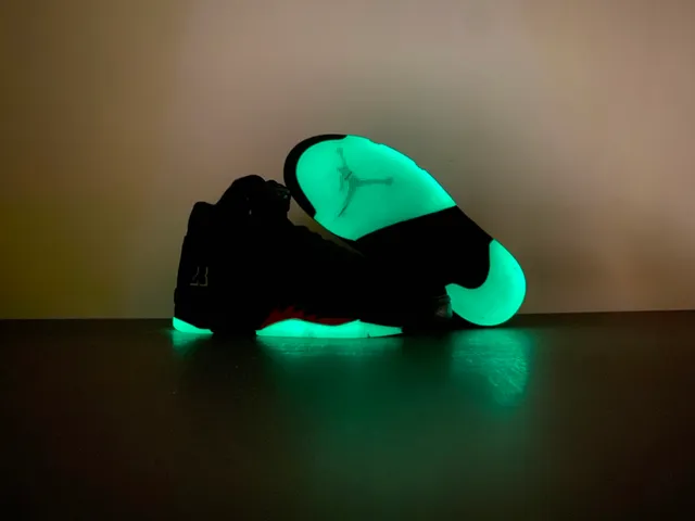 حذاء كرة السلة Air Jordan 5 صاعقة البرق باللونين الأسود والأحمر 13