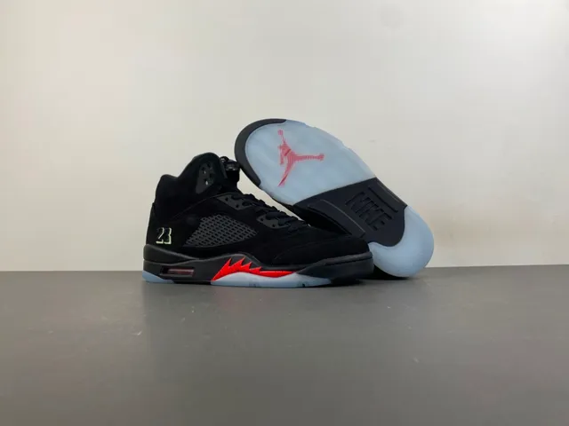 حذاء كرة السلة Air Jordan 5 صاعقة البرق باللونين الأسود والأحمر 14