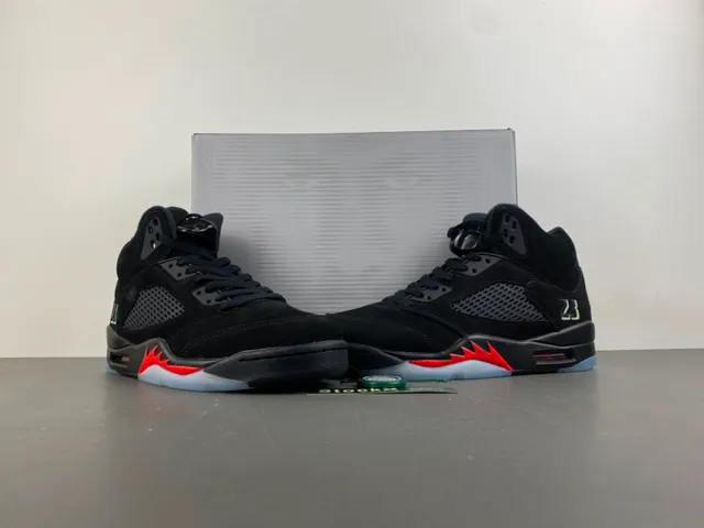 حذاء كرة السلة Air Jordan 5 صاعقة البرق باللونين الأسود والأحمر 15