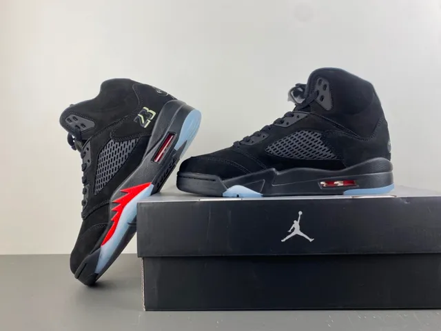 حذاء كرة السلة Air Jordan 5 صاعقة البرق باللونين الأسود والأحمر 16