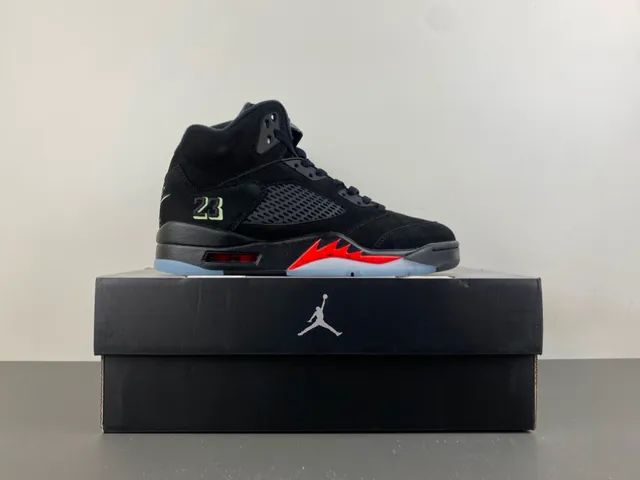 حذاء كرة السلة Air Jordan 5 صاعقة البرق باللونين الأسود والأحمر 17