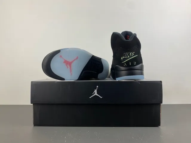 حذاء كرة السلة Air Jordan 5 صاعقة البرق باللونين الأسود والأحمر 18