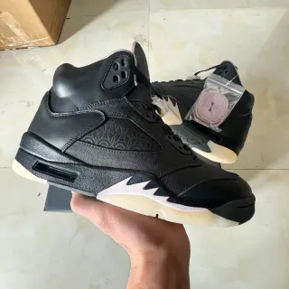 Zapatillas de baloncesto de caña alta Air Jordan 5 en blanco y negro con parte superior de piel y tela