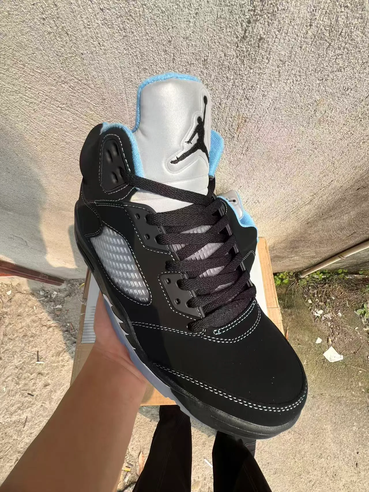 Tênis de basquete Air Jordan 5 preto branco azul claro 2
