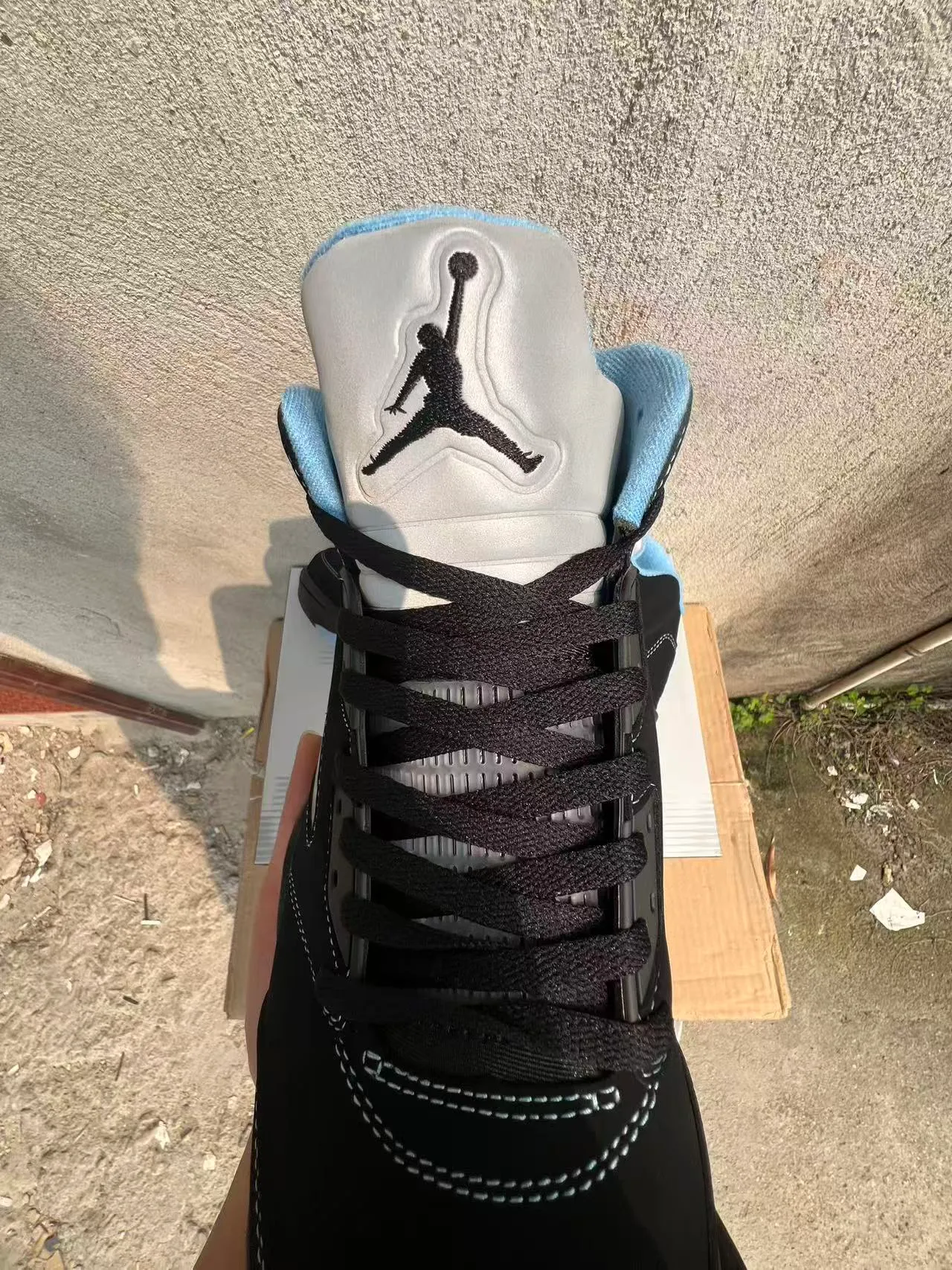 Tênis de basquete Air Jordan 5 preto branco azul claro 4