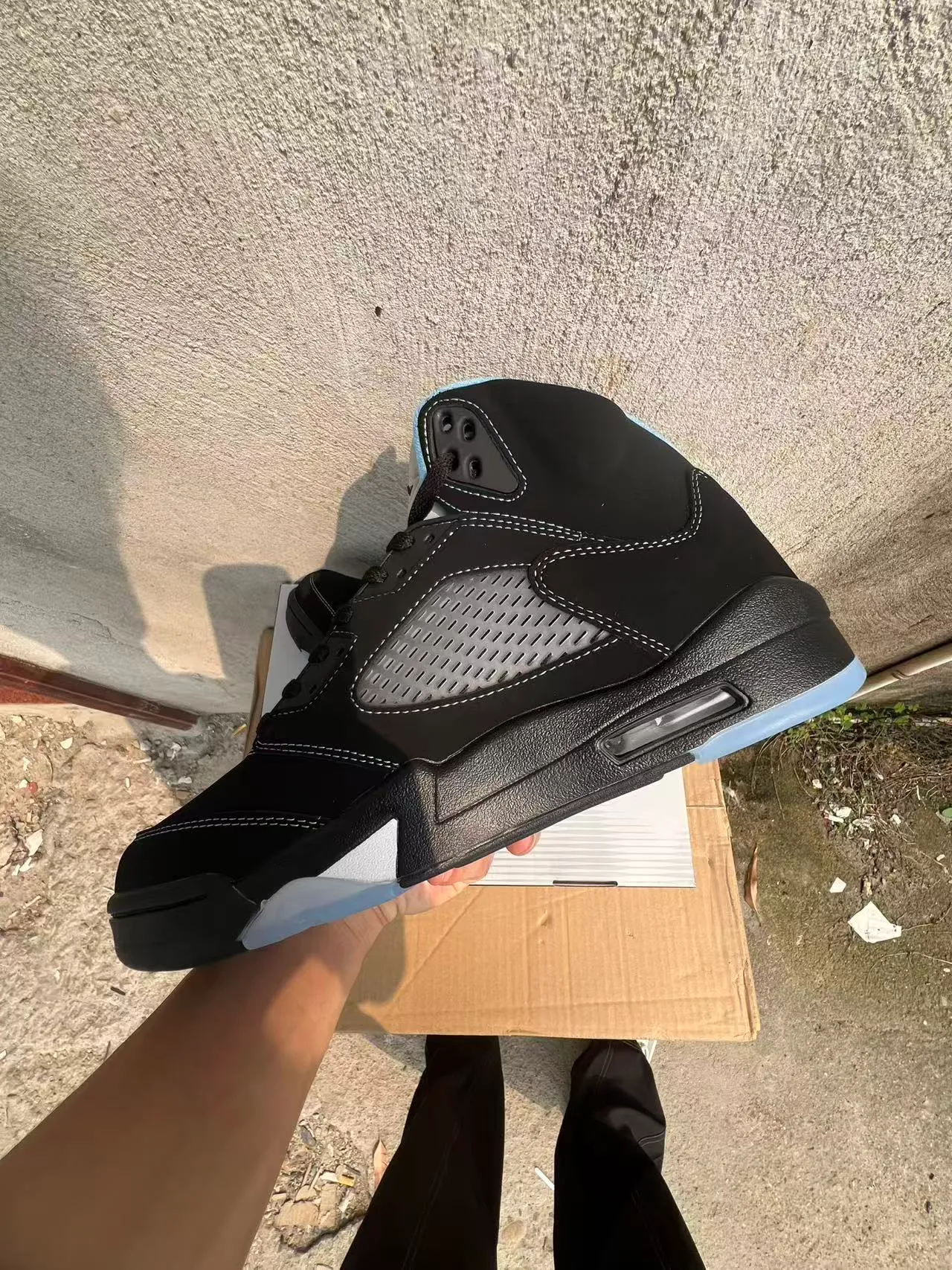 Tênis de basquete Air Jordan 5 preto branco azul claro 5