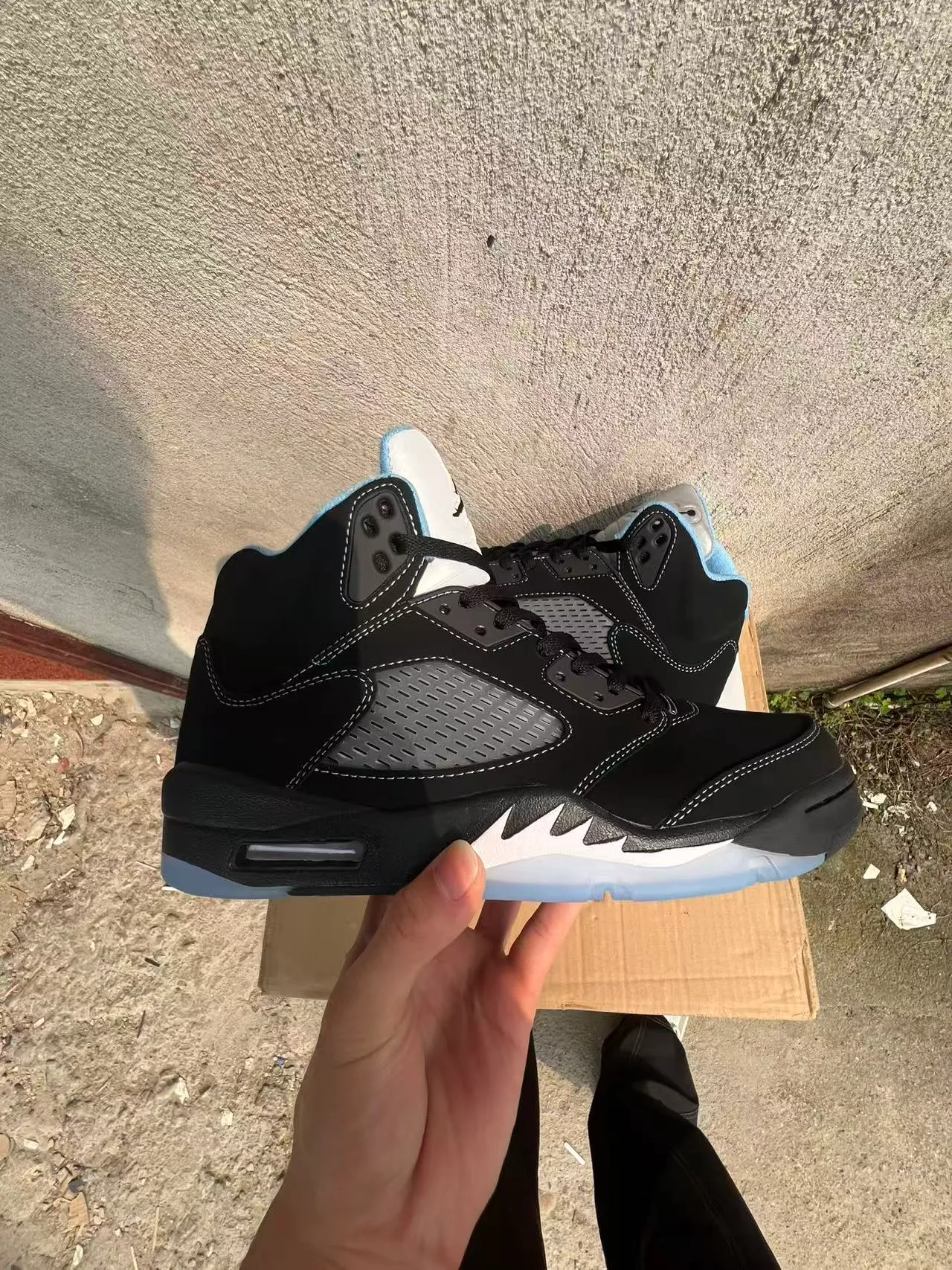 Tênis de basquete Air Jordan 5 preto branco azul claro 7