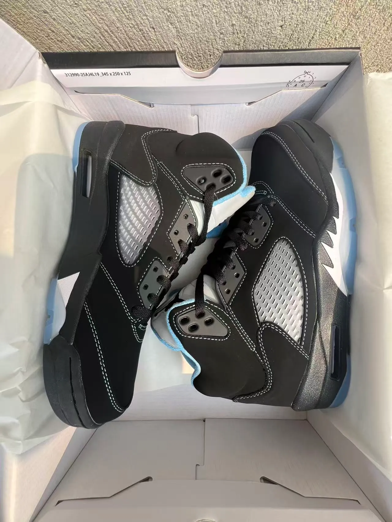 Tênis de basquete Air Jordan 5 preto branco azul claro 9