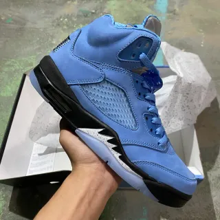 Tênis de basquete de cano alto Air Jordan 5 em camurça azul-claro