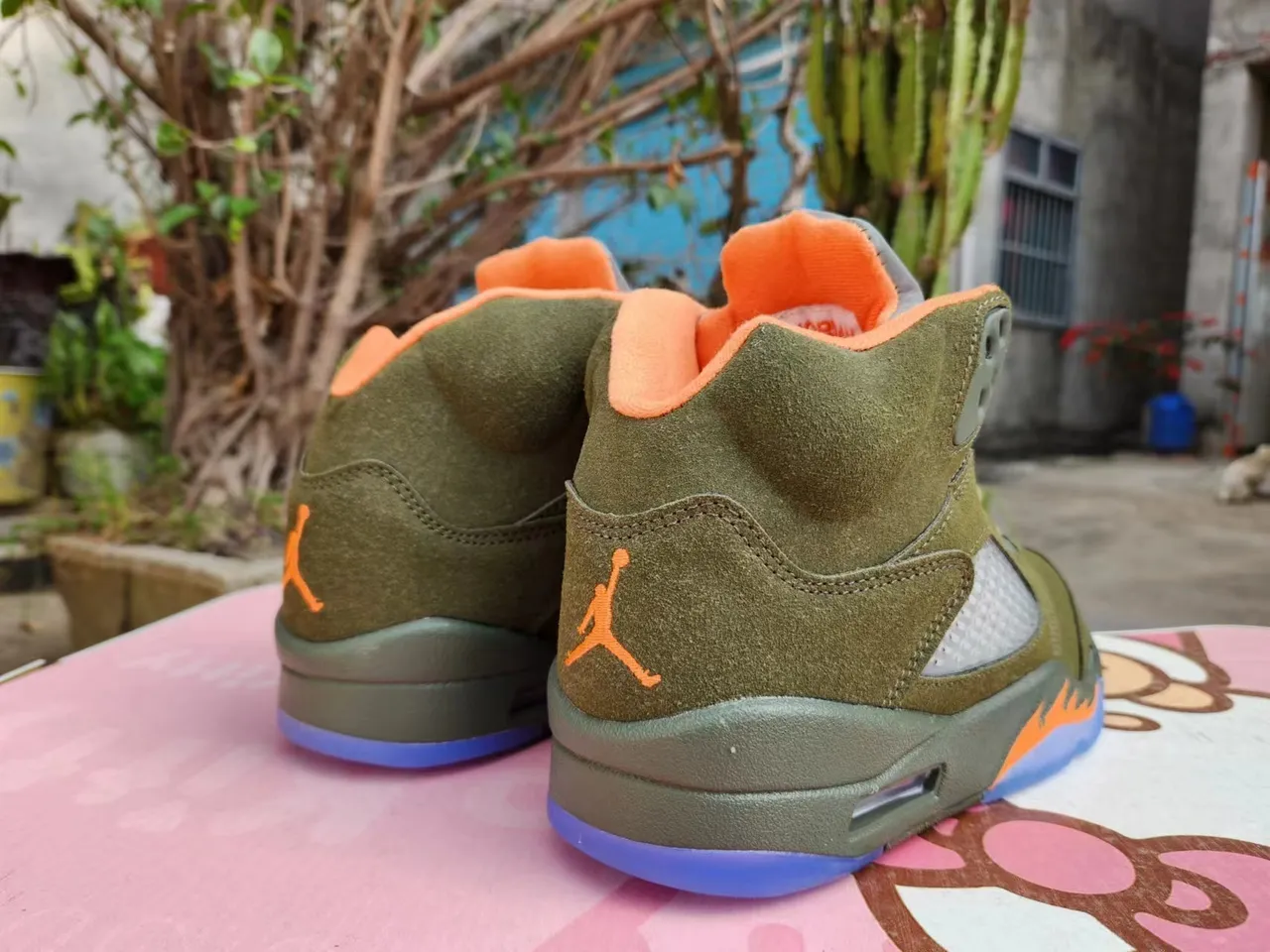 Tênis de basquete Air Jordan 5 verde-oliva e chama laranja 4