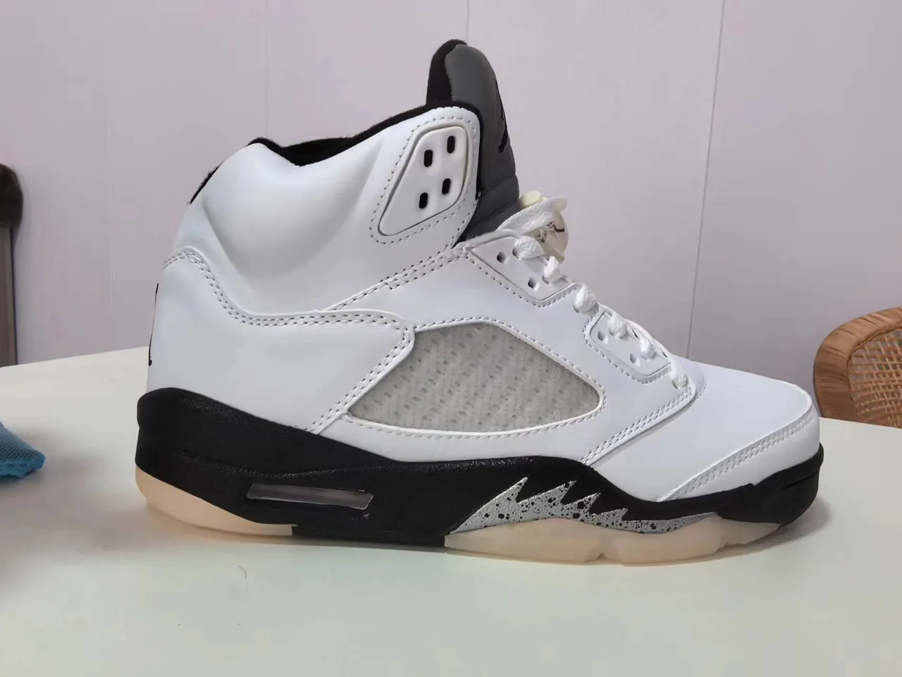 Air Jordan 5 白黑生胶篮球鞋 2