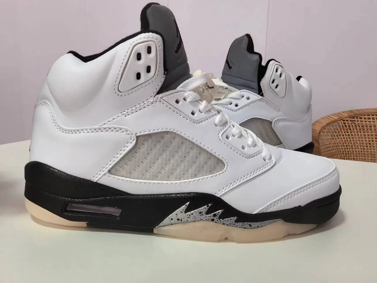 Air Jordan 5 白黑生胶篮球鞋 3
