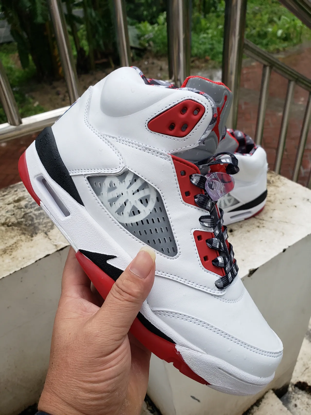 Tênis de basquete Air Jordan 5 branco vermelho preto 2