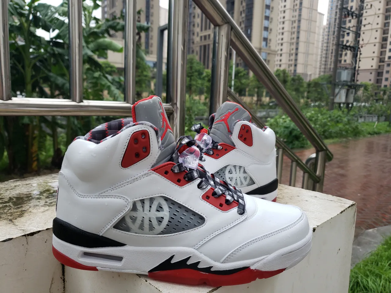 Tênis de basquete Air Jordan 5 branco vermelho preto 3