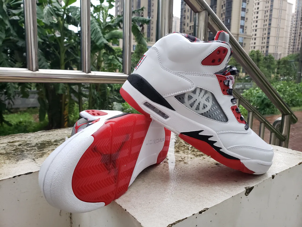 Tênis de basquete Air Jordan 5 branco vermelho preto 4