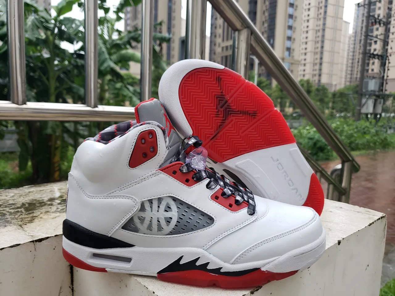 Tênis de basquete Air Jordan 5 branco vermelho preto 6