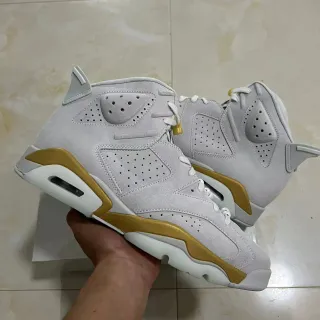 Tênis de basquete Air Jordan 6 cinza claro e dourado