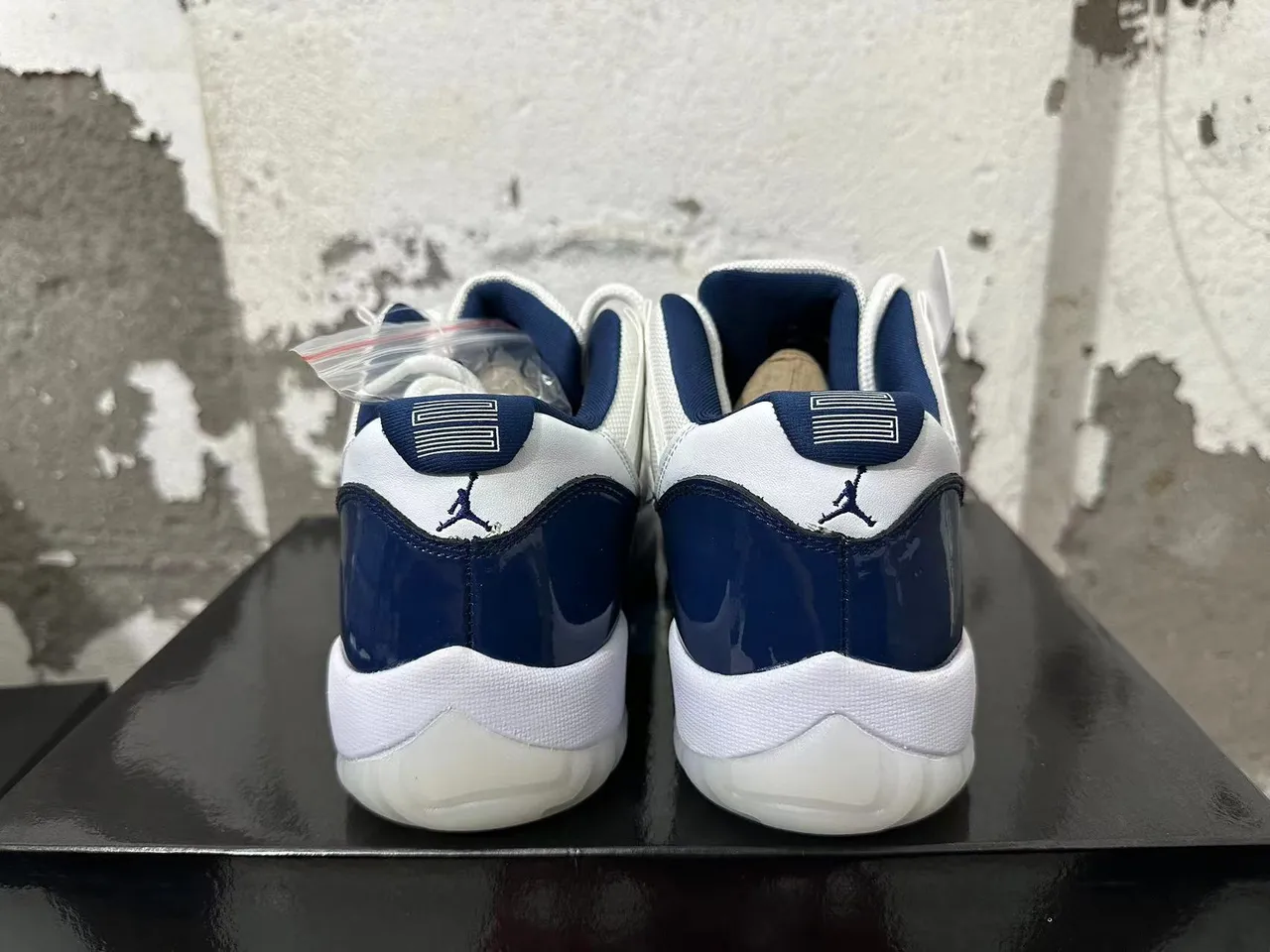 حذاء كرة السلة عالي الرقبة من الجلد اللامع باللونين الكحلي والأبيض Air Jordan AJ-11 2