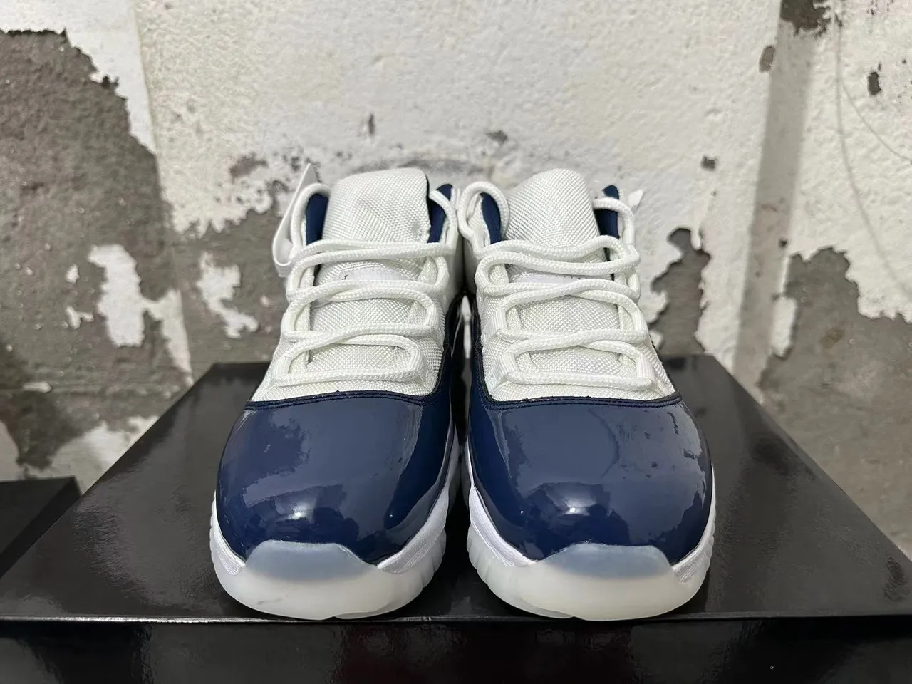 حذاء كرة السلة عالي الرقبة من الجلد اللامع باللونين الكحلي والأبيض Air Jordan AJ-11 3