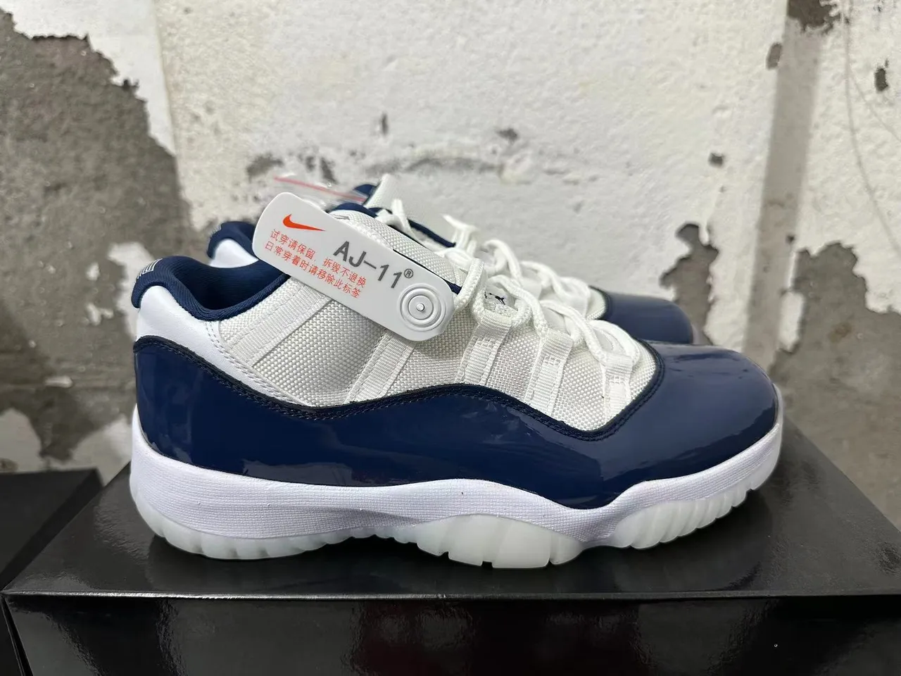 حذاء كرة السلة عالي الرقبة من الجلد اللامع باللونين الكحلي والأبيض Air Jordan AJ-11 4