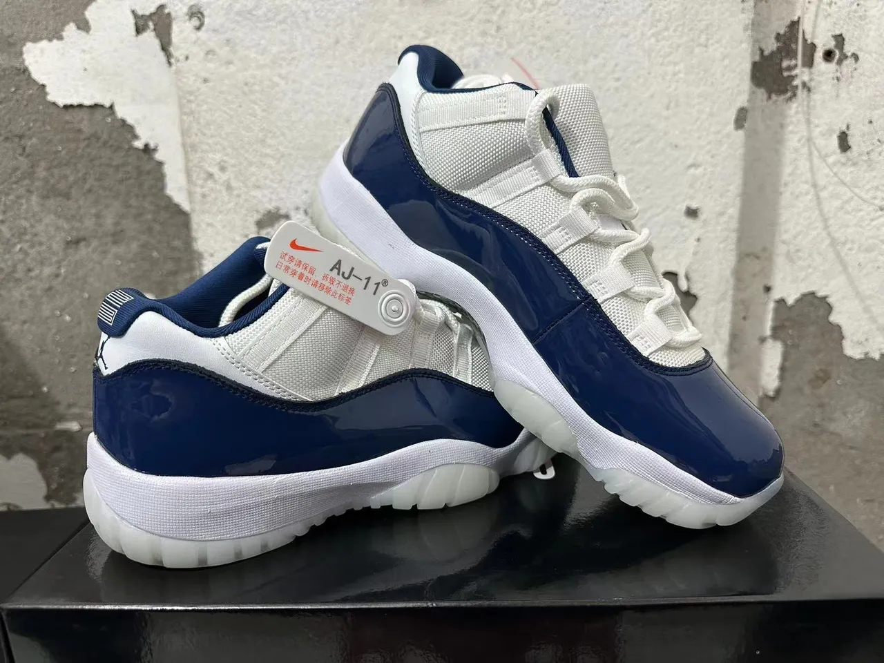 حذاء كرة السلة عالي الرقبة من الجلد اللامع باللونين الكحلي والأبيض Air Jordan AJ-11 5