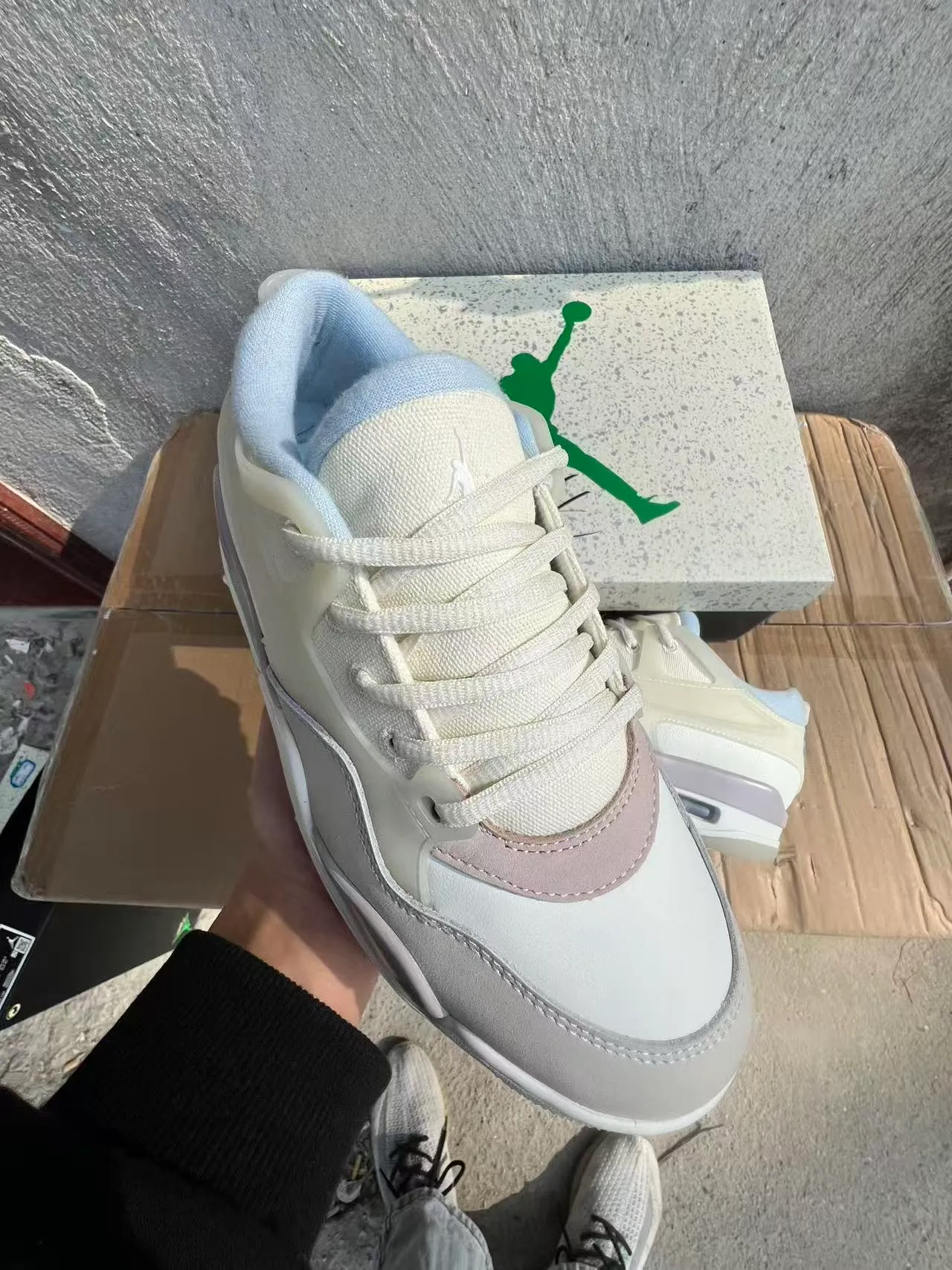 Air Jordan बेज ग्रे लेयर्ड सिंथेटिक और मेश अपर ट्रांसलूसेंट मिडसोल एक्सेंट लाइफस्टाइल स्नीकर्स 2