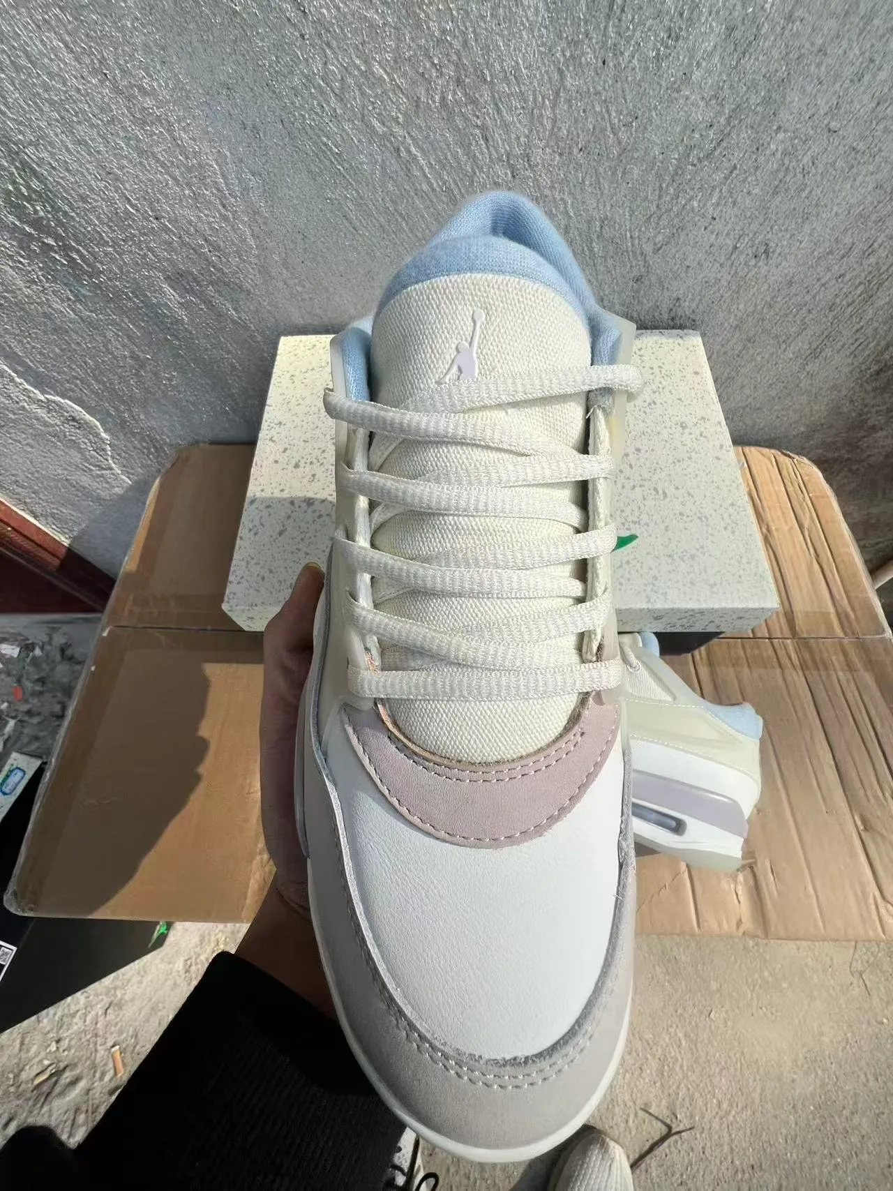 Air Jordan बेज ग्रे लेयर्ड सिंथेटिक और मेश अपर ट्रांसलूसेंट मिडसोल एक्सेंट लाइफस्टाइल स्नीकर्स 3