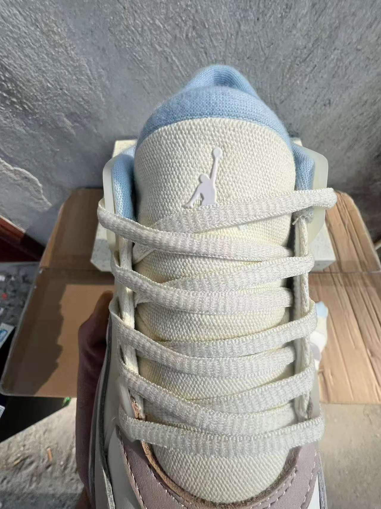 Air Jordan बेज ग्रे लेयर्ड सिंथेटिक और मेश अपर ट्रांसलूसेंट मिडसोल एक्सेंट लाइफस्टाइल स्नीकर्स 4