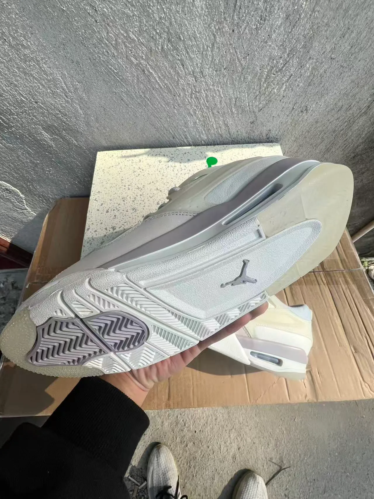 Air Jordan बेज ग्रे लेयर्ड सिंथेटिक और मेश अपर ट्रांसलूसेंट मिडसोल एक्सेंट लाइफस्टाइल स्नीकर्स 6