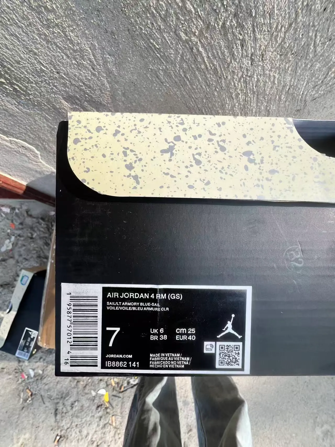 Air Jordan बेज ग्रे लेयर्ड सिंथेटिक और मेश अपर ट्रांसलूसेंट मिडसोल एक्सेंट लाइफस्टाइल स्नीकर्स 10