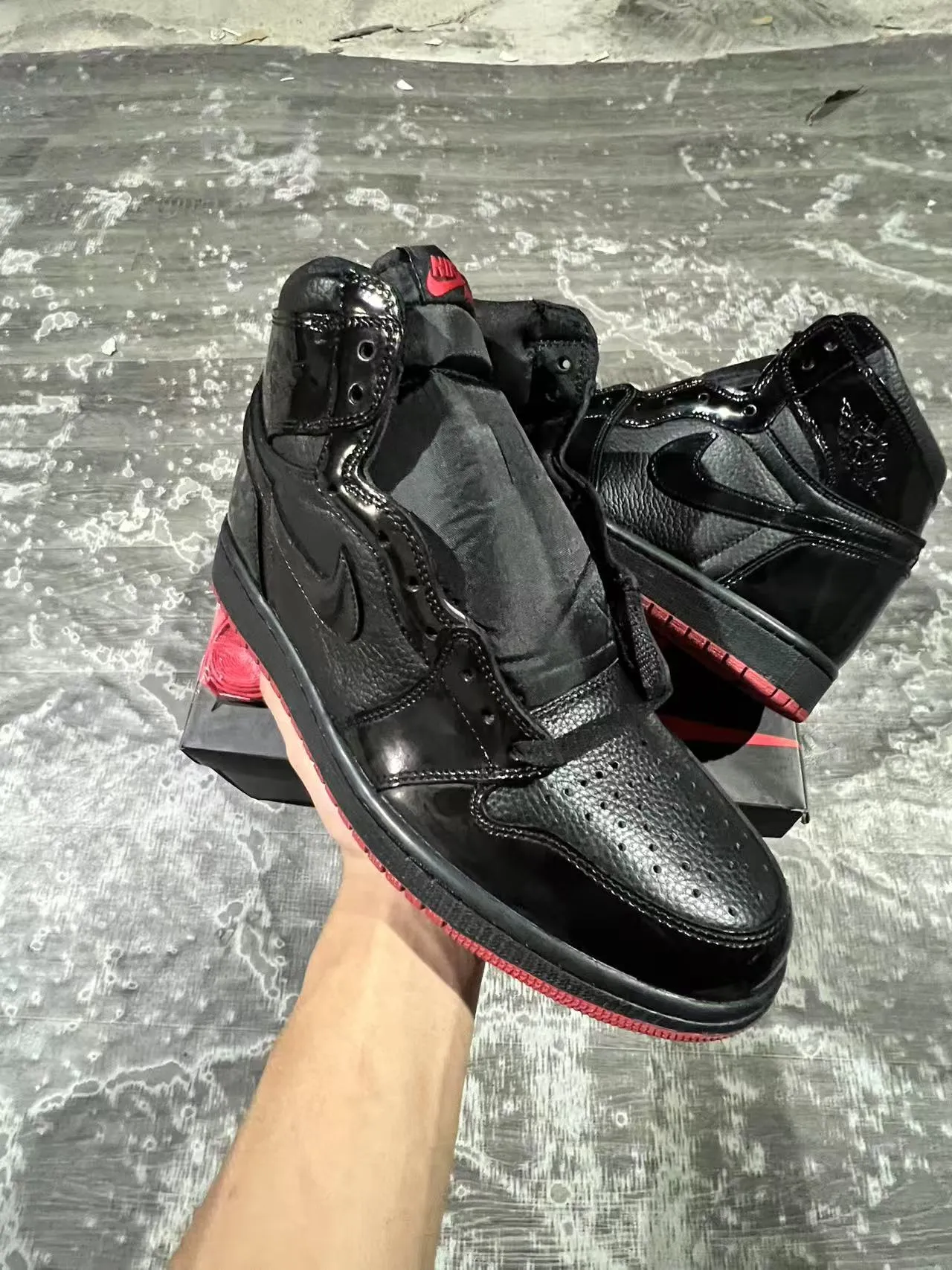 Air Jordan 黑红高帮漆皮覆面篮球鞋 2