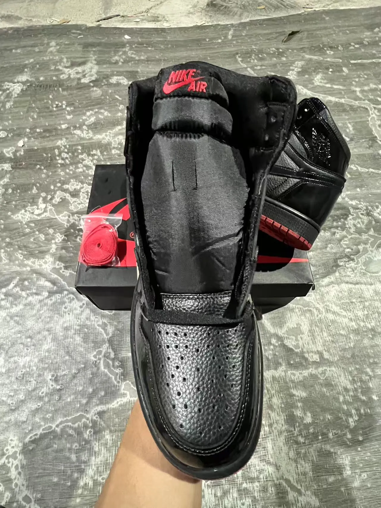 Air Jordan 黑红高帮漆皮覆面篮球鞋 3