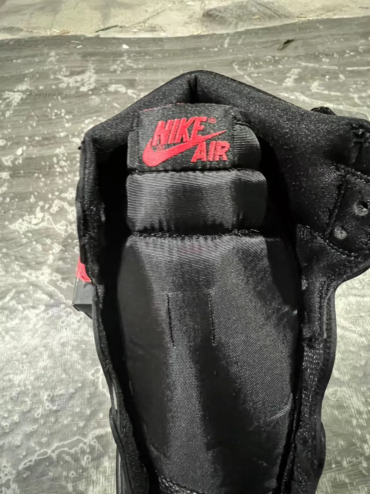 Air Jordan 黑红高帮漆皮覆面篮球鞋 4