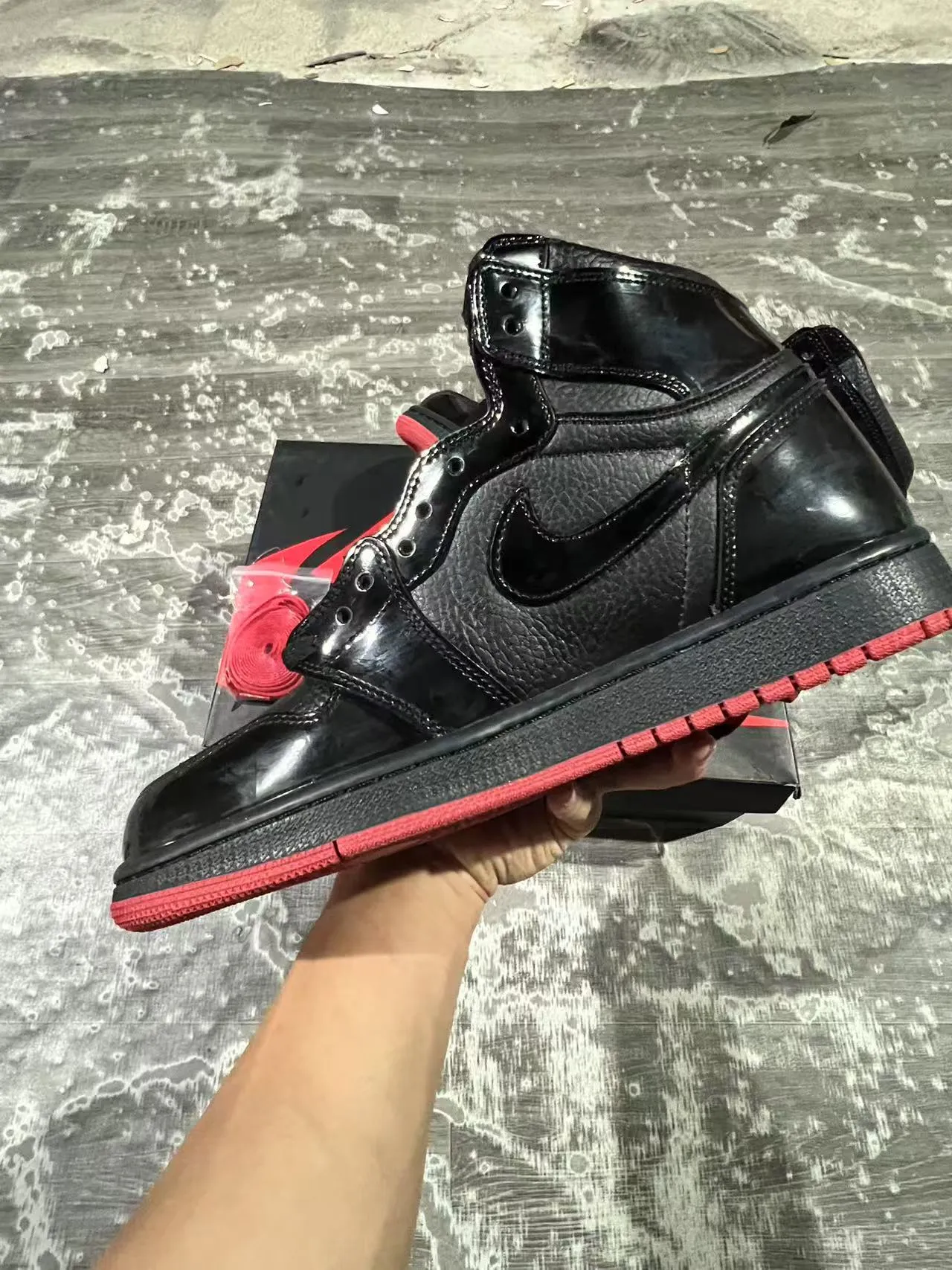 Air Jordan 黑红高帮漆皮覆面篮球鞋 5