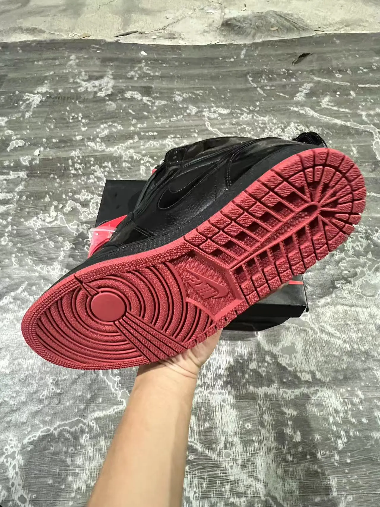 Air Jordan 黑红高帮漆皮覆面篮球鞋 6