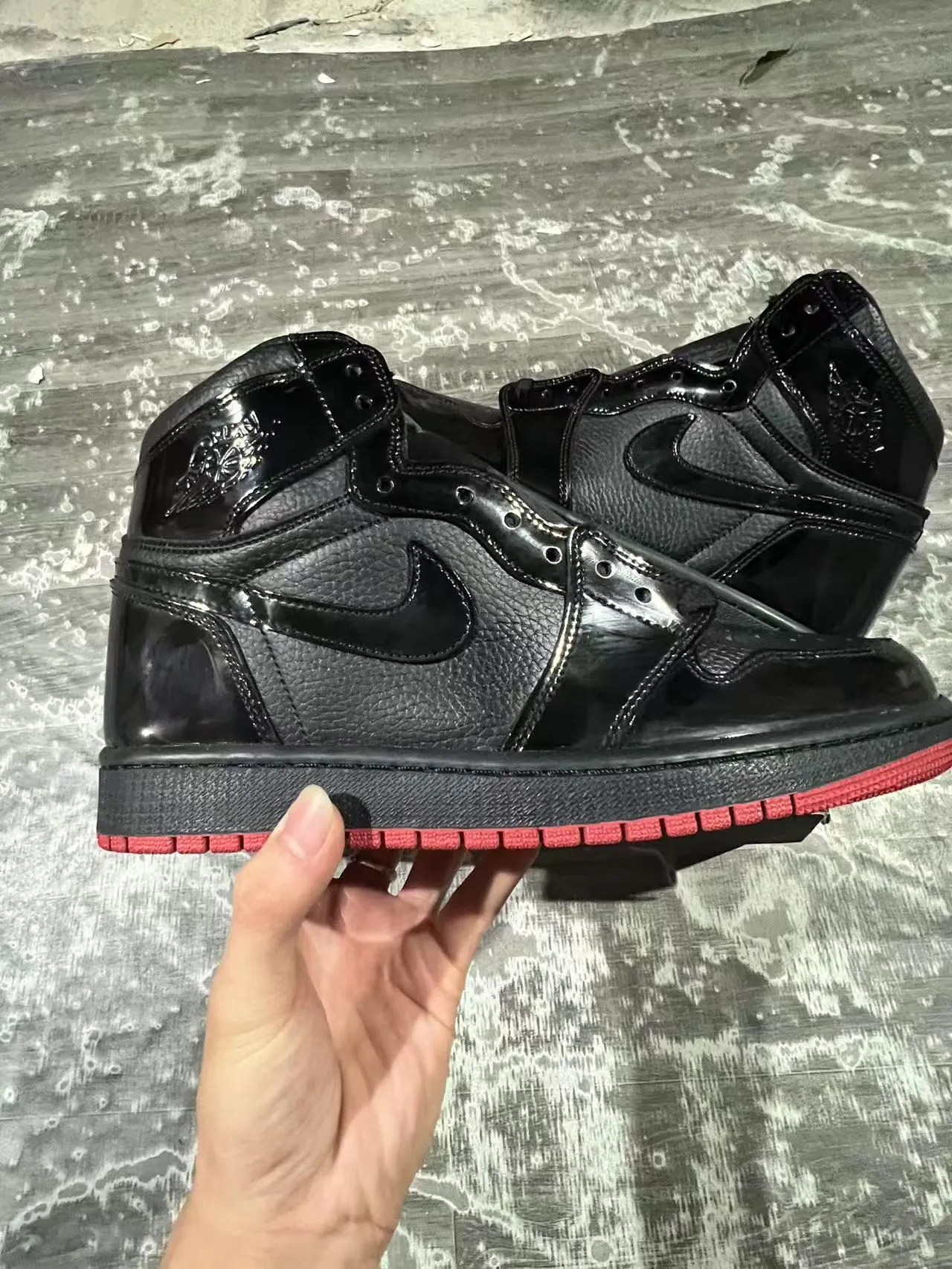 Air Jordan 黑红高帮漆皮覆面篮球鞋 7