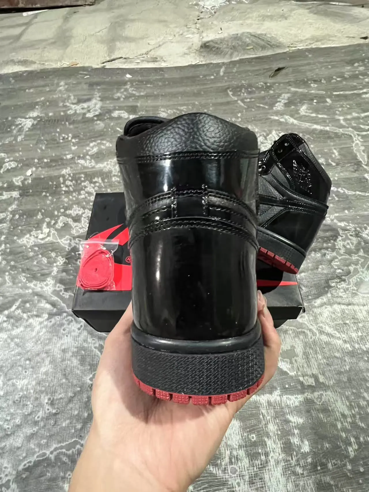 Air Jordan 黑红高帮漆皮覆面篮球鞋 8