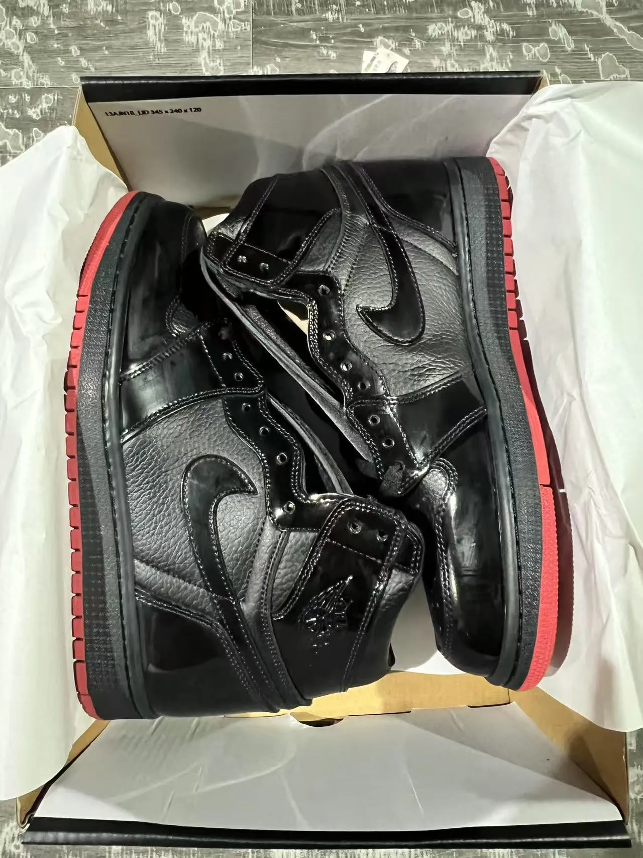 Air Jordan 黑红高帮漆皮覆面篮球鞋 9