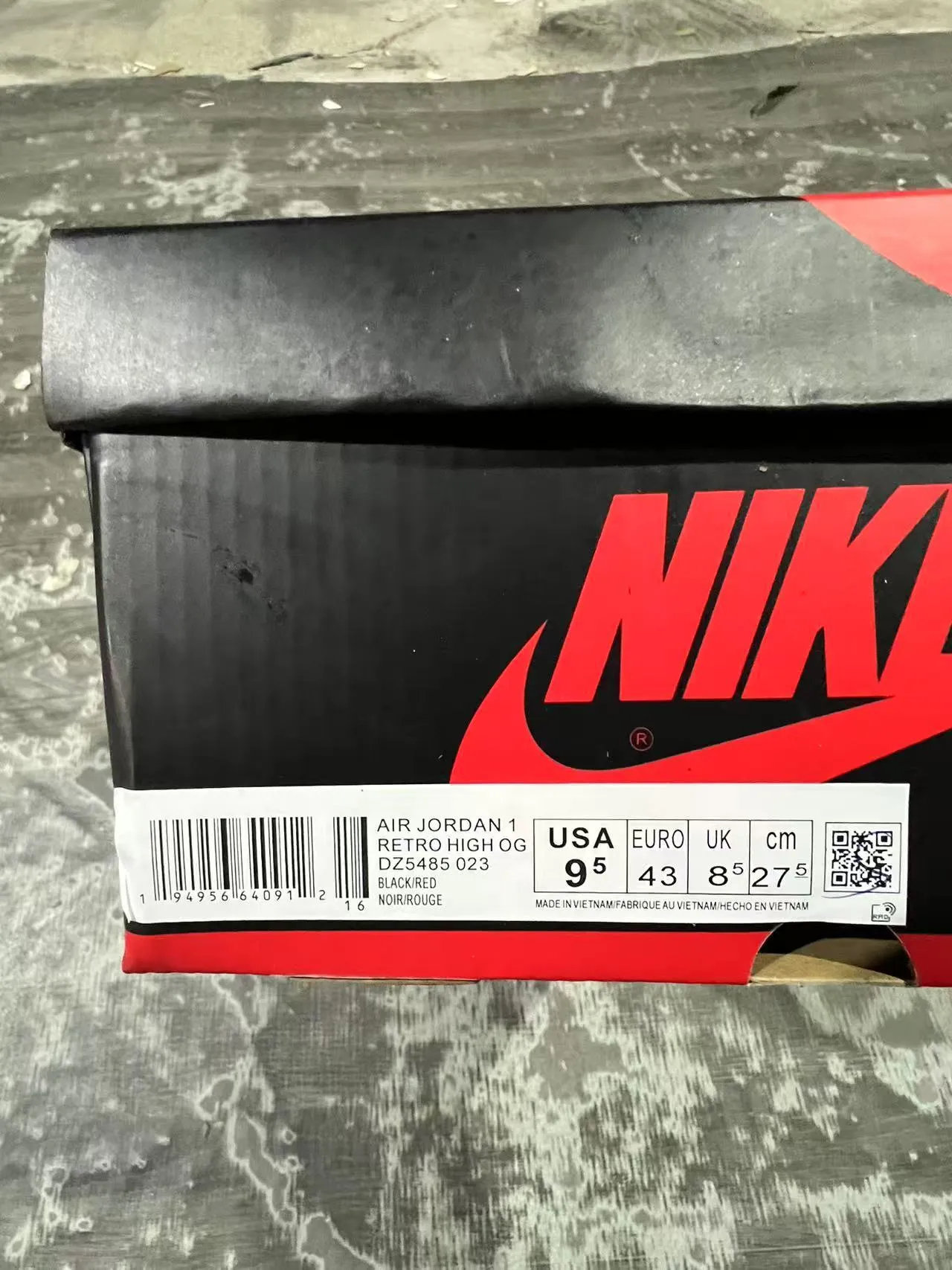 Air Jordan 黑红高帮漆皮覆面篮球鞋 10
