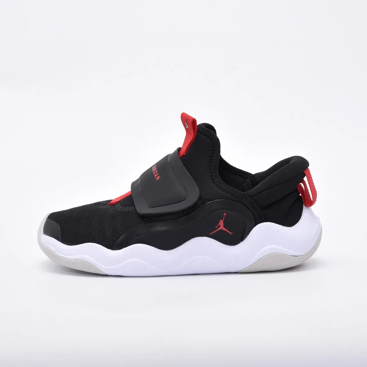 Air Jordan ब्लैक रेड स्लिप-ऑन वेल्क्रो स्ट्रैप लाइफस्टाइल स्नीकर्स 3