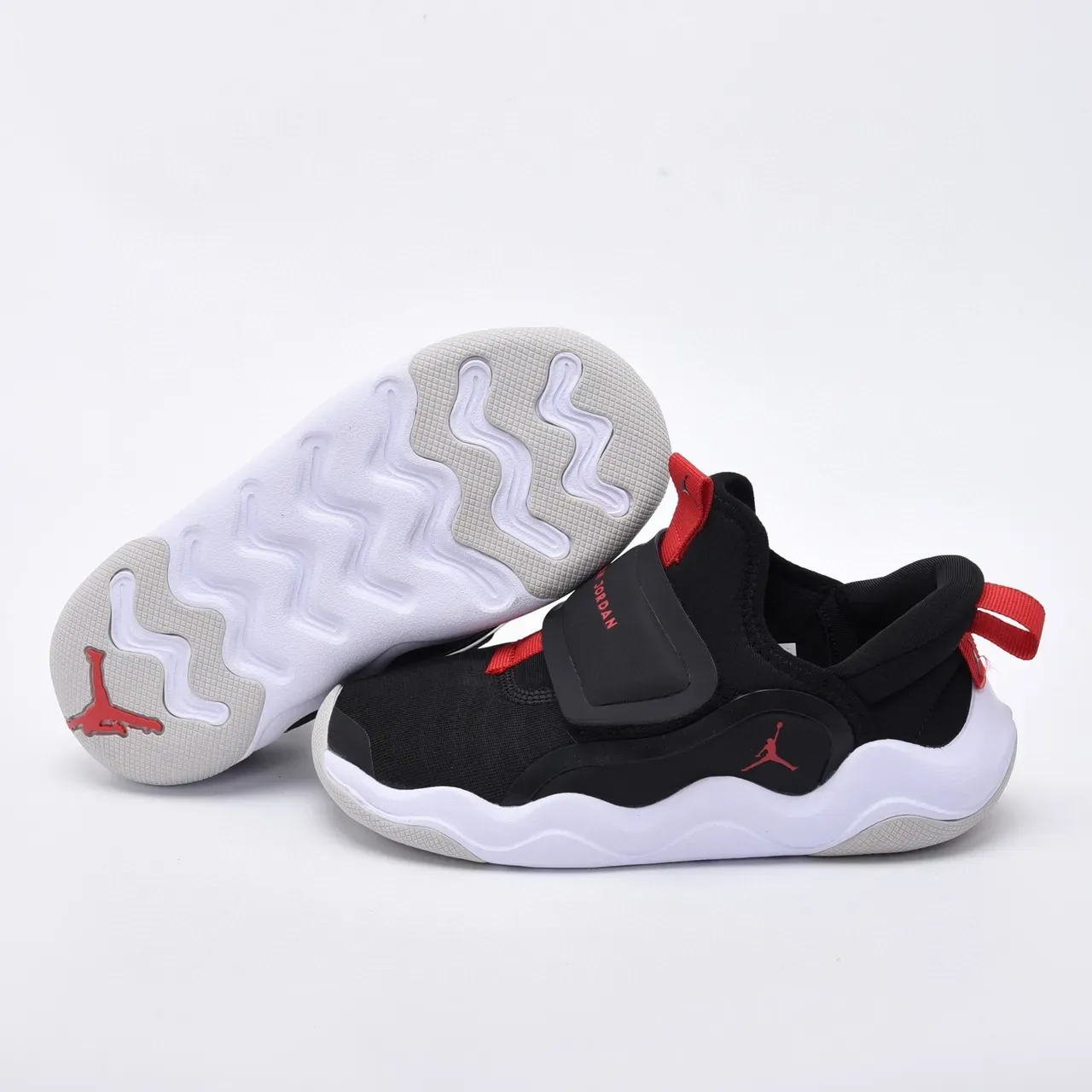 Air Jordan ब्लैक रेड स्लिप-ऑन वेल्क्रो स्ट्रैप लाइफस्टाइल स्नीकर्स 4