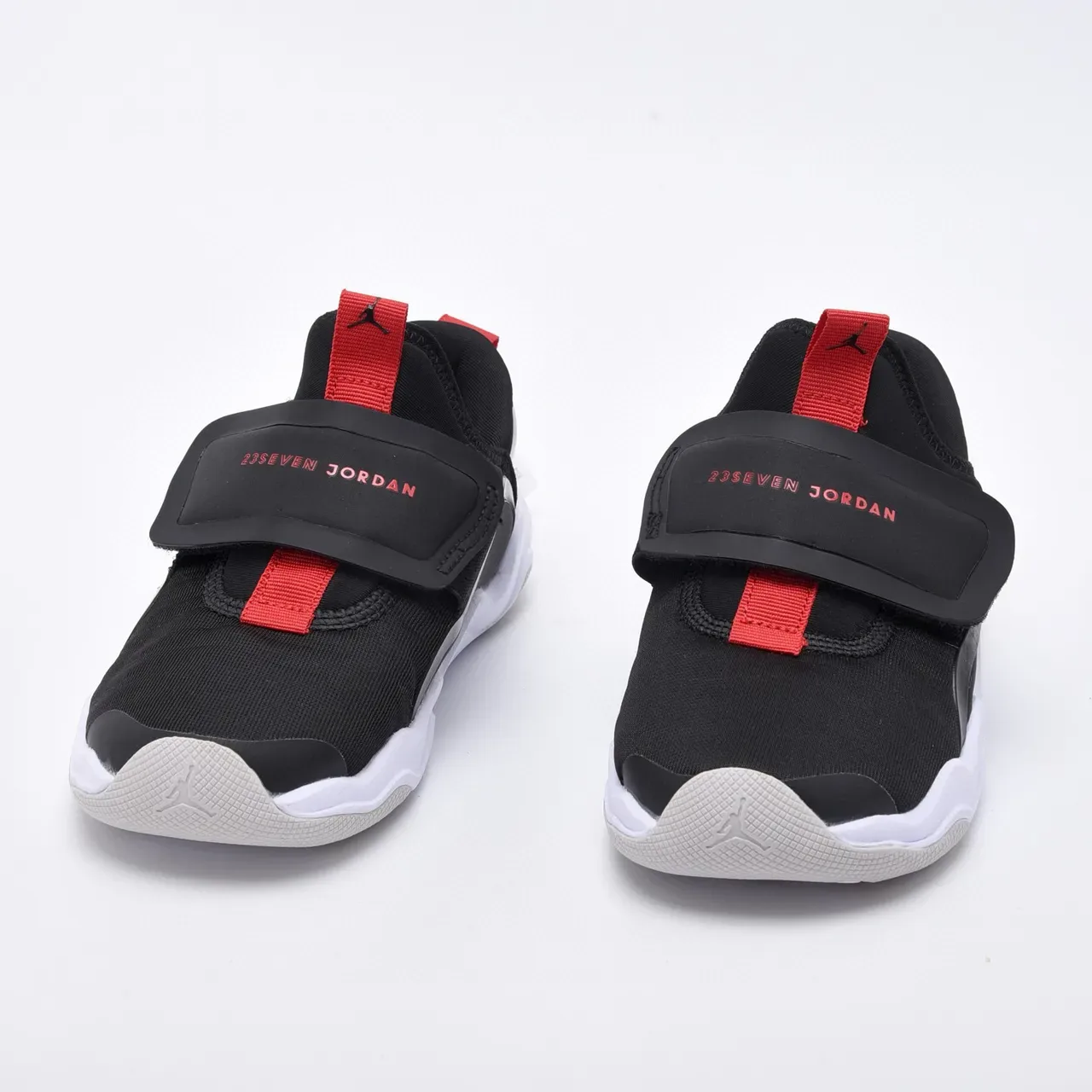 Air Jordan ब्लैक रेड स्लिप-ऑन वेल्क्रो स्ट्रैप लाइफस्टाइल स्नीकर्स 5