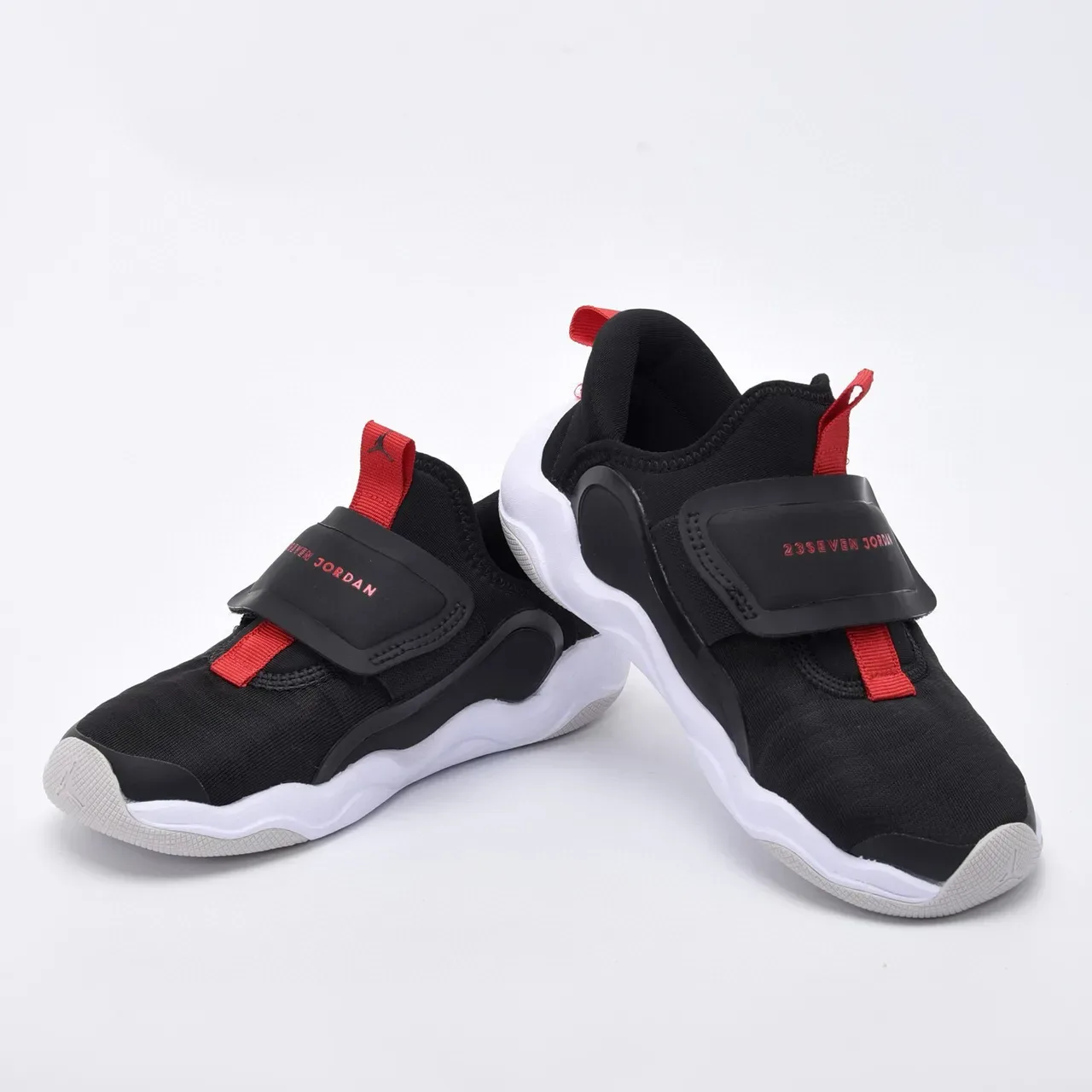 Air Jordan ब्लैक रेड स्लिप-ऑन वेल्क्रो स्ट्रैप लाइफस्टाइल स्नीकर्स 6