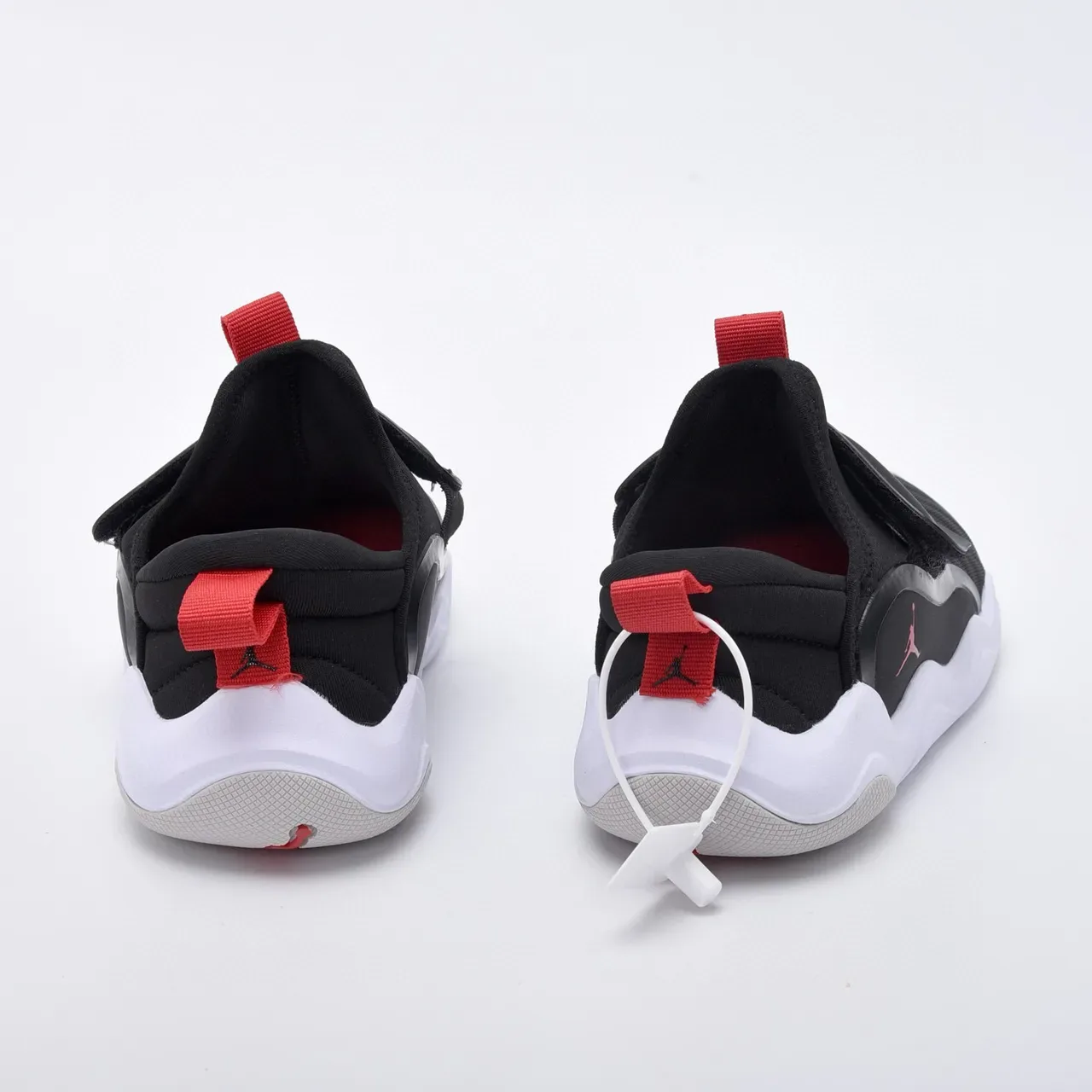 Air Jordan ब्लैक रेड स्लिप-ऑन वेल्क्रो स्ट्रैप लाइफस्टाइल स्नीकर्स 7