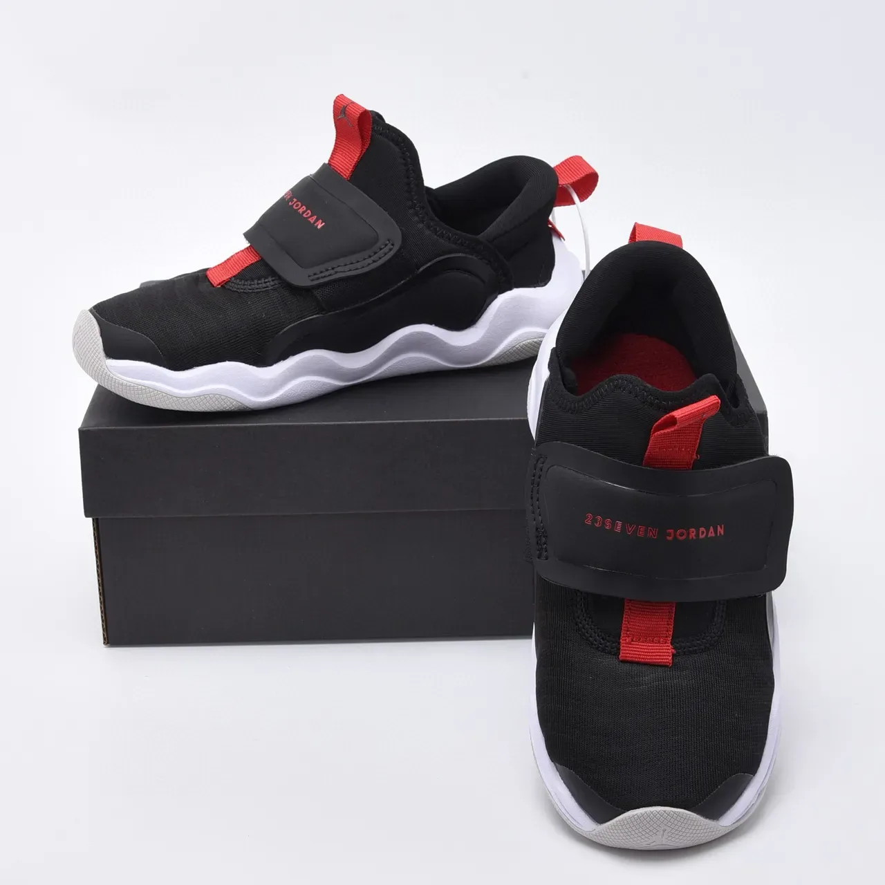 Air Jordan ब्लैक रेड स्लिप-ऑन वेल्क्रो स्ट्रैप लाइफस्टाइल स्नीकर्स 8