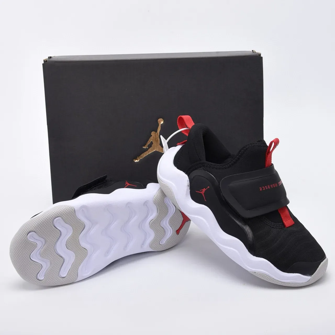 Air Jordan ब्लैक रेड स्लिप-ऑन वेल्क्रो स्ट्रैप लाइफस्टाइल स्नीकर्स 9