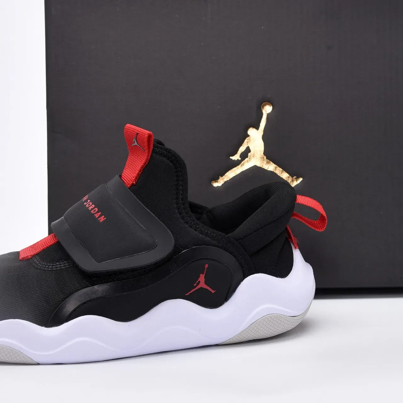Air Jordan ब्लैक रेड स्लिप-ऑन वेल्क्रो स्ट्रैप लाइफस्टाइल स्नीकर्स 10