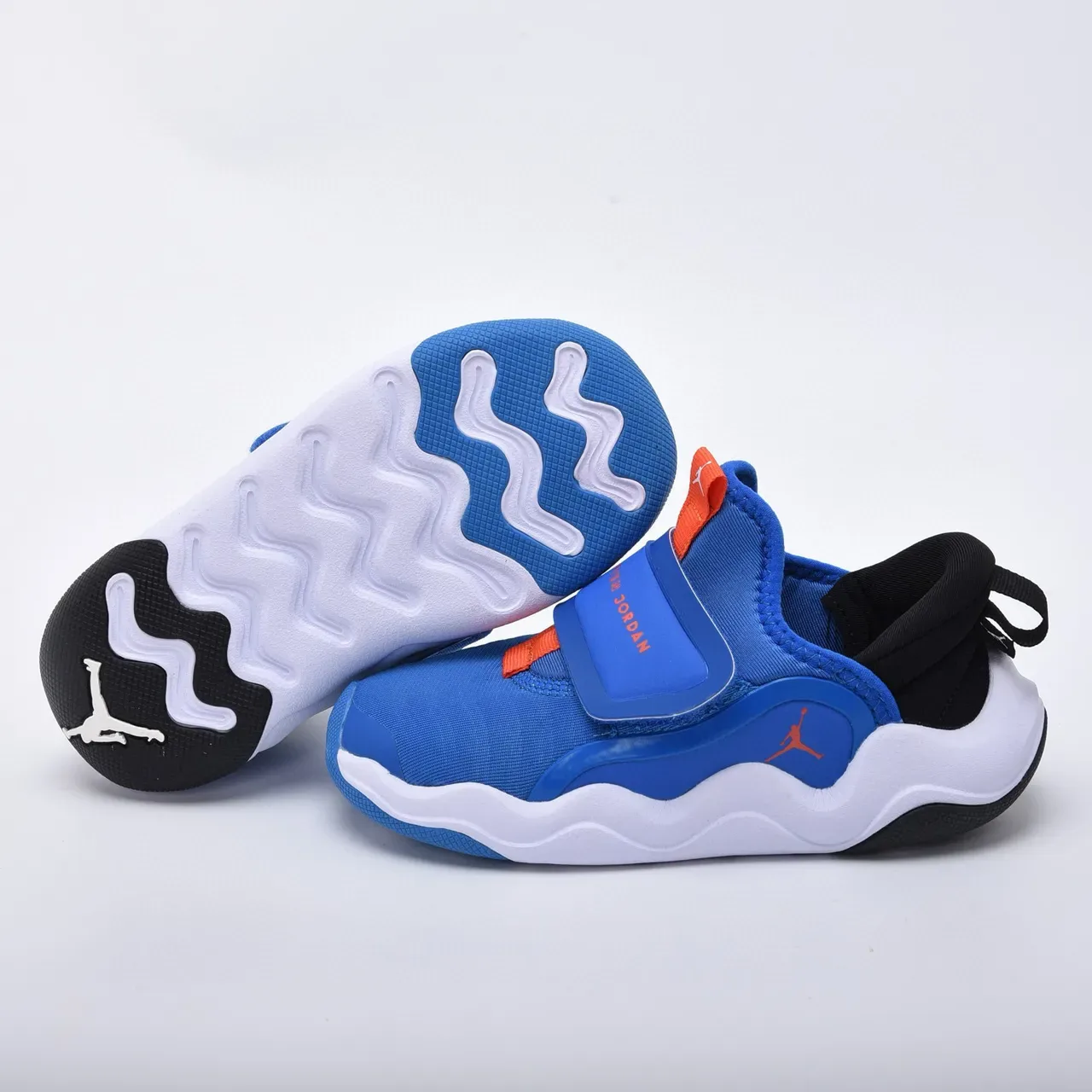 Air Jordan ब्लैक रेड स्लिप-ऑन वेल्क्रो स्ट्रैप लाइफस्टाइल स्नीकर्स 22