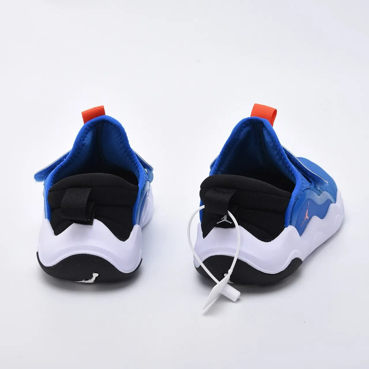 Air Jordan ब्लैक रेड स्लिप-ऑन वेल्क्रो स्ट्रैप लाइफस्टाइल स्नीकर्स 23