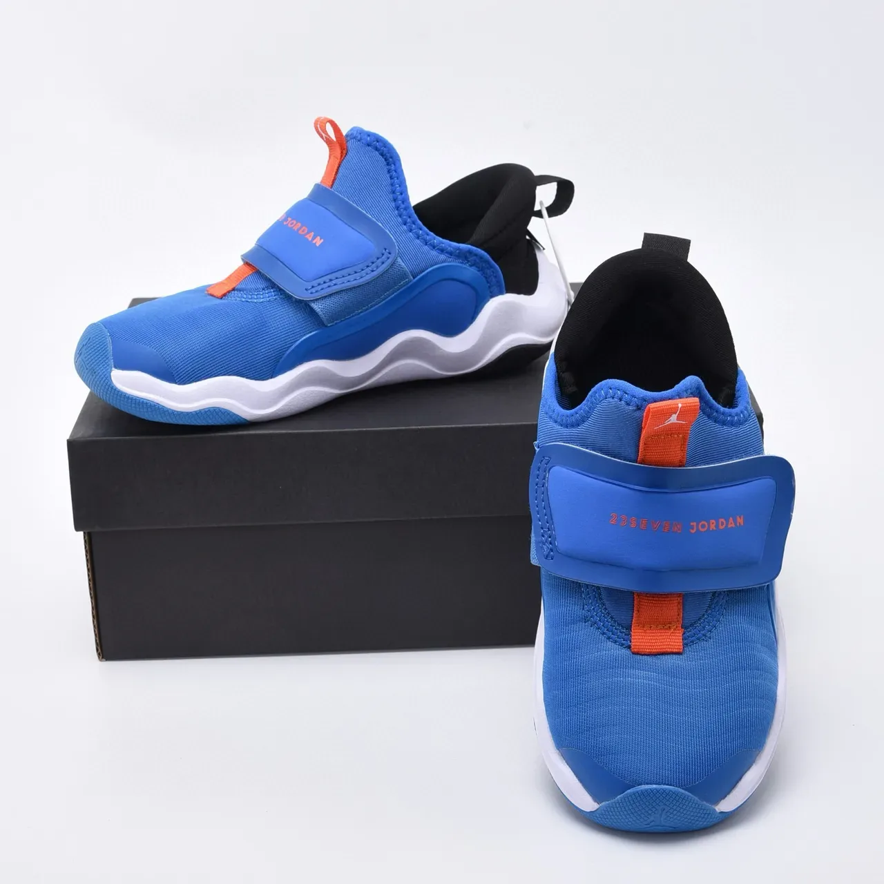 Air Jordan ब्लैक रेड स्लिप-ऑन वेल्क्रो स्ट्रैप लाइफस्टाइल स्नीकर्स 24